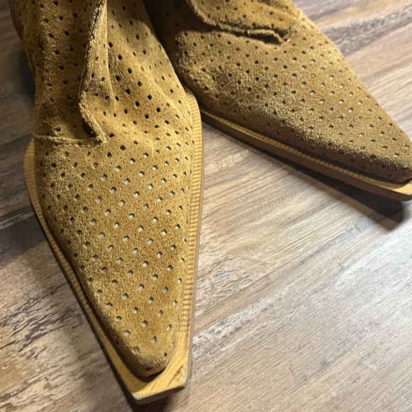 Rebels 7 women’s Boots Perforated Suede Leather Camel Square Toe Heels Wood - Picture 9 of 10